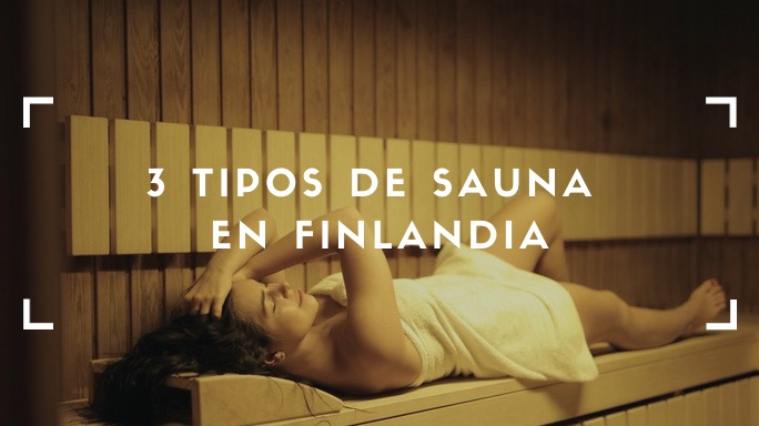 Mujer en la sauna con toalla